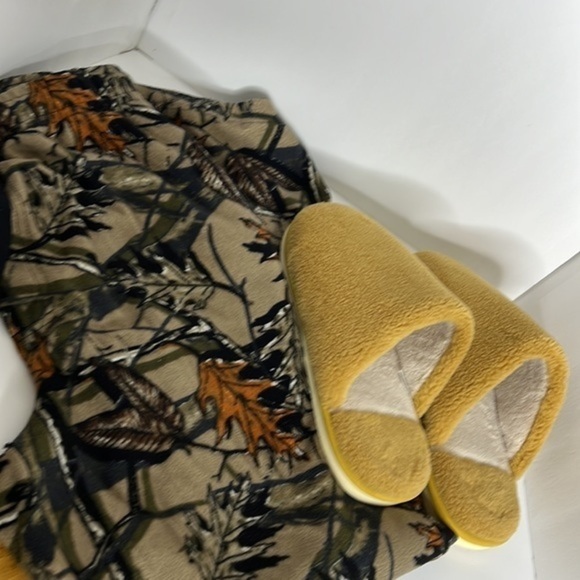 FRUIT OF THE LOOM MENS RELAXING PANTS SIZE 32-34 MEDIUM AND MENS HOUSE SLIPPERS - Picture 13 of 16